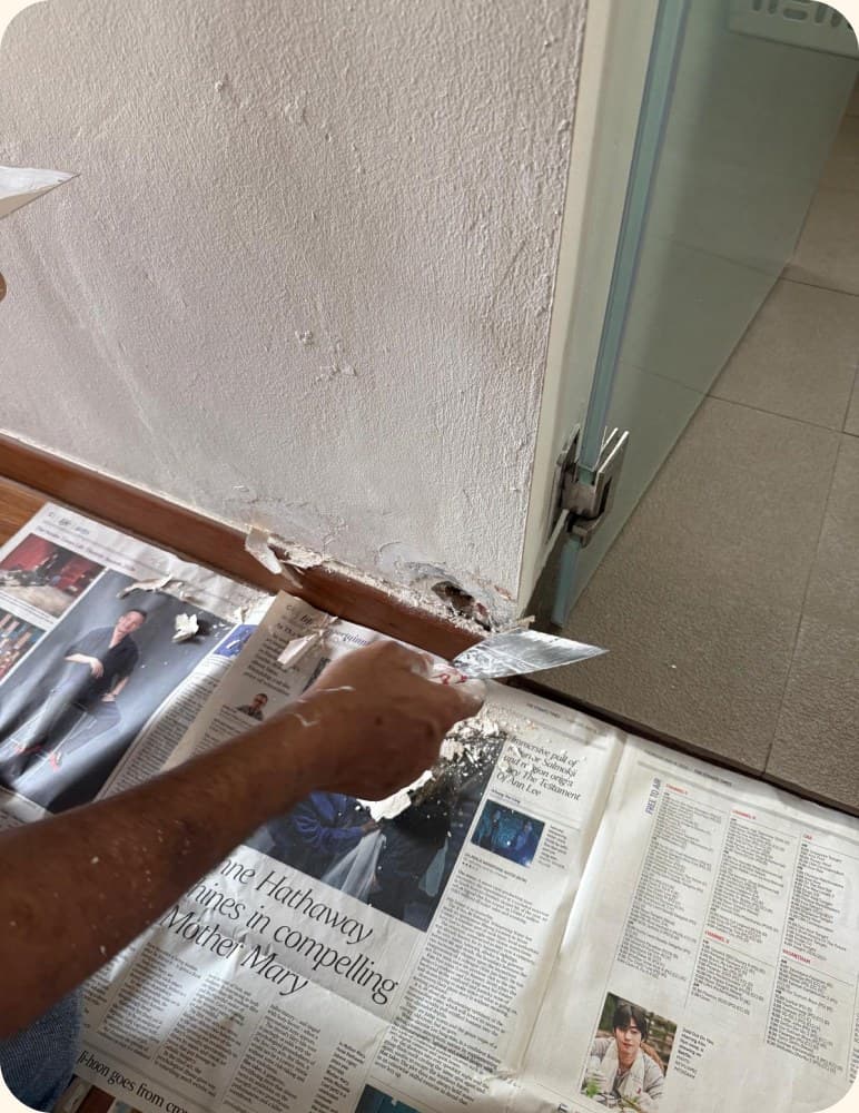 Plastering a wall corner during a renovation